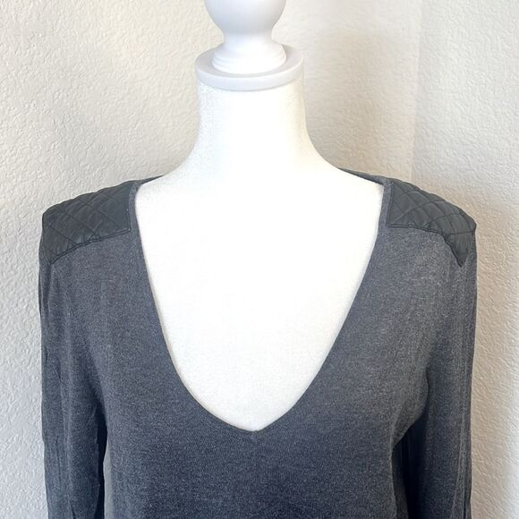 Women's H&M Lightweight V-Neck Long Sleeve Quilted Detail Gray Sweater ~ Size M - Picture 2 of 7